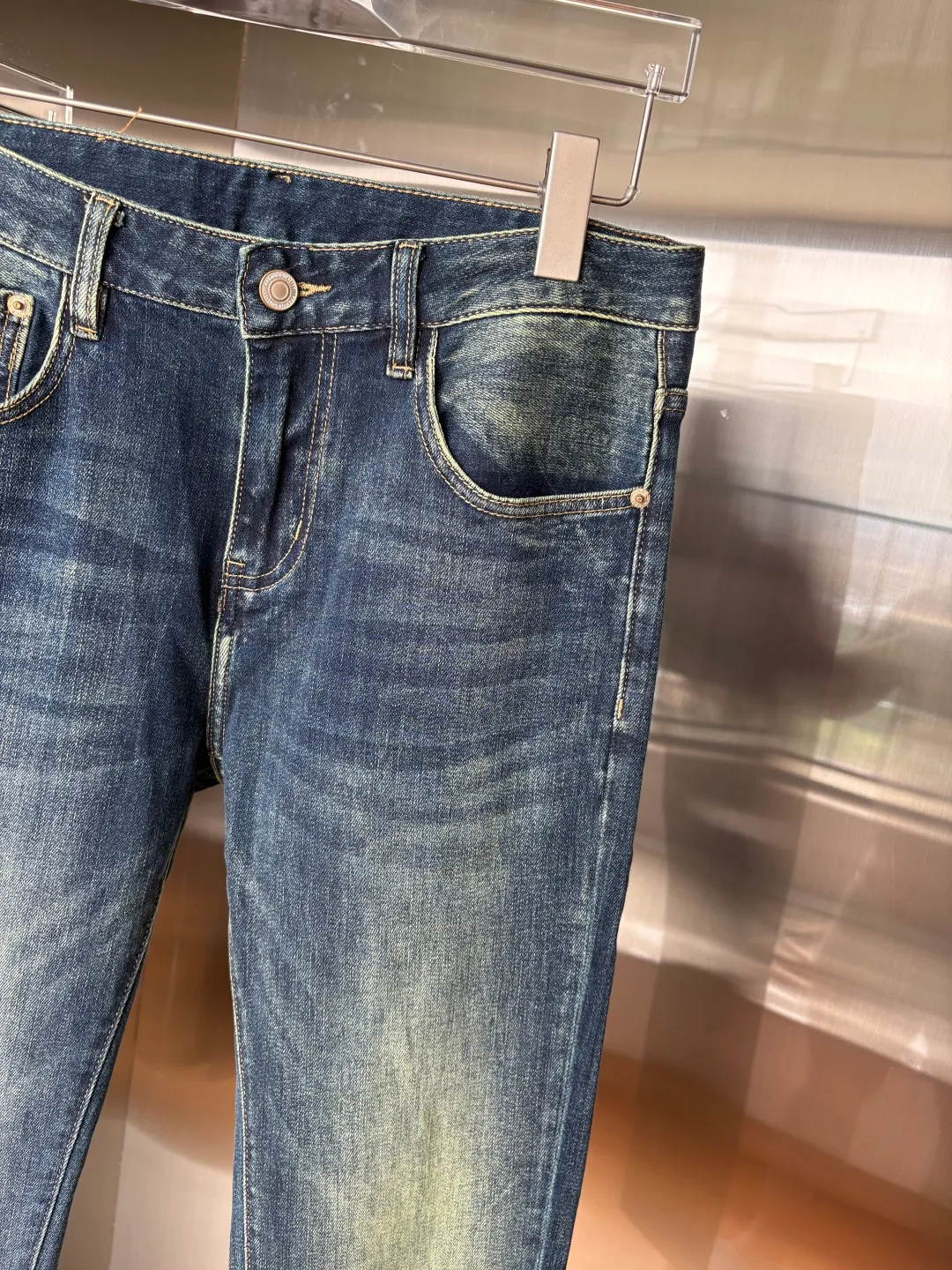 P240 A super stylish pair of jeans, customized original washed denim fabric, unique design, top-notch embroidered letter pattern logo, original hardware accessories decoration, an extremely outstanding pair of jeans, the materials and craftsmanship are extremely luxurious and exquisite, extremely high-grade, handsome and stylish upper body, recommended 👍, 005 code number: 29-38 but not 35; 37